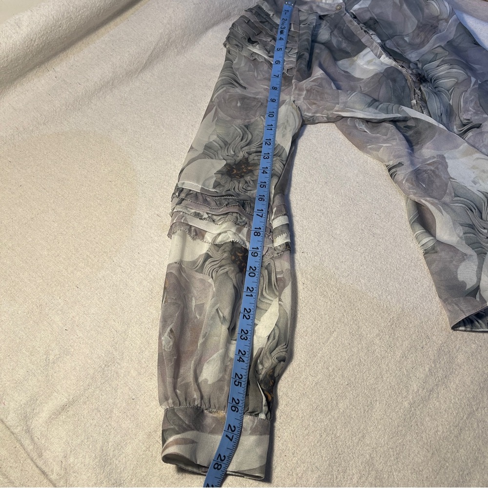 Diane von Furstenberg Grey Floral Blouse Beautiful Pleating, Sz 8 Small-Medium - Picture 9 of 9